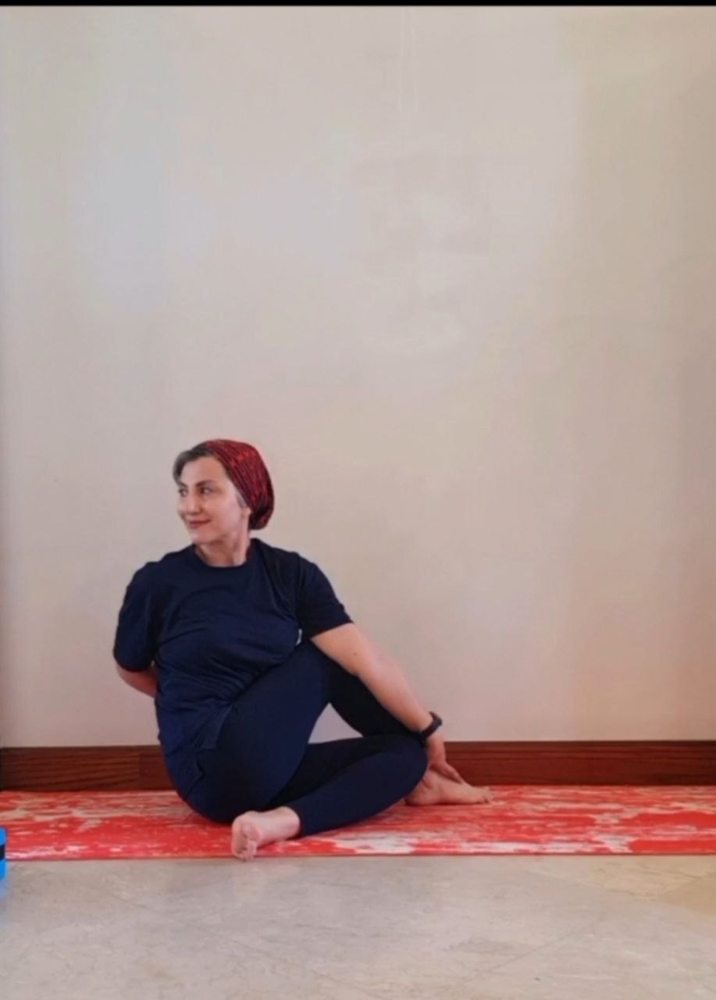 فخری میرجعفری در اجرای یک پیچ نشسته یوگا