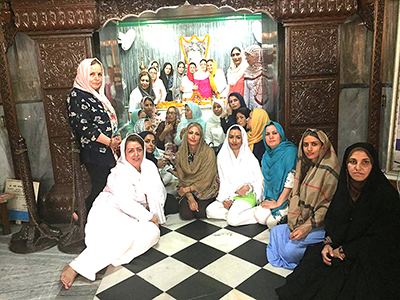 گروه دانش یوگا در یکی از مراکز معنوی شمال هند