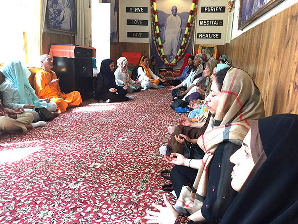 نشست گروه دانش یوگا در سالن سات‌سنگ آشرام شیواناندا